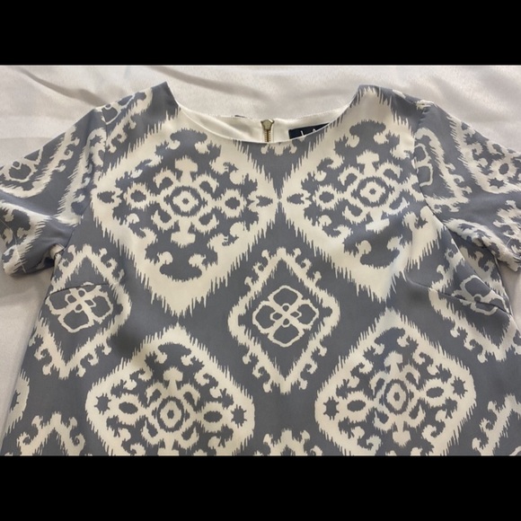 🍋 Lulus XS Short Sleeve Shift Dress Blue/White Design. - Picture 3 of 4